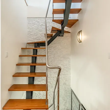 Port And Stone Villa *